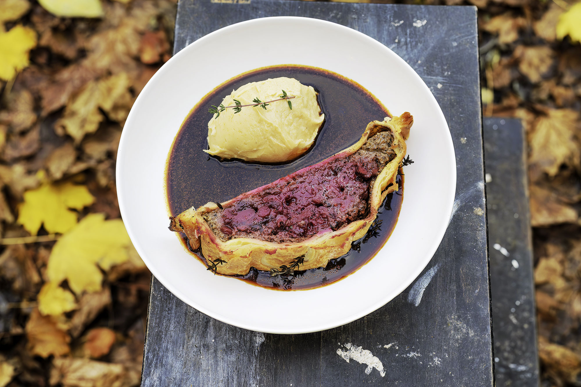 Rote Bete Wellington mit Pastinakenpüree und Gemüse-Jus