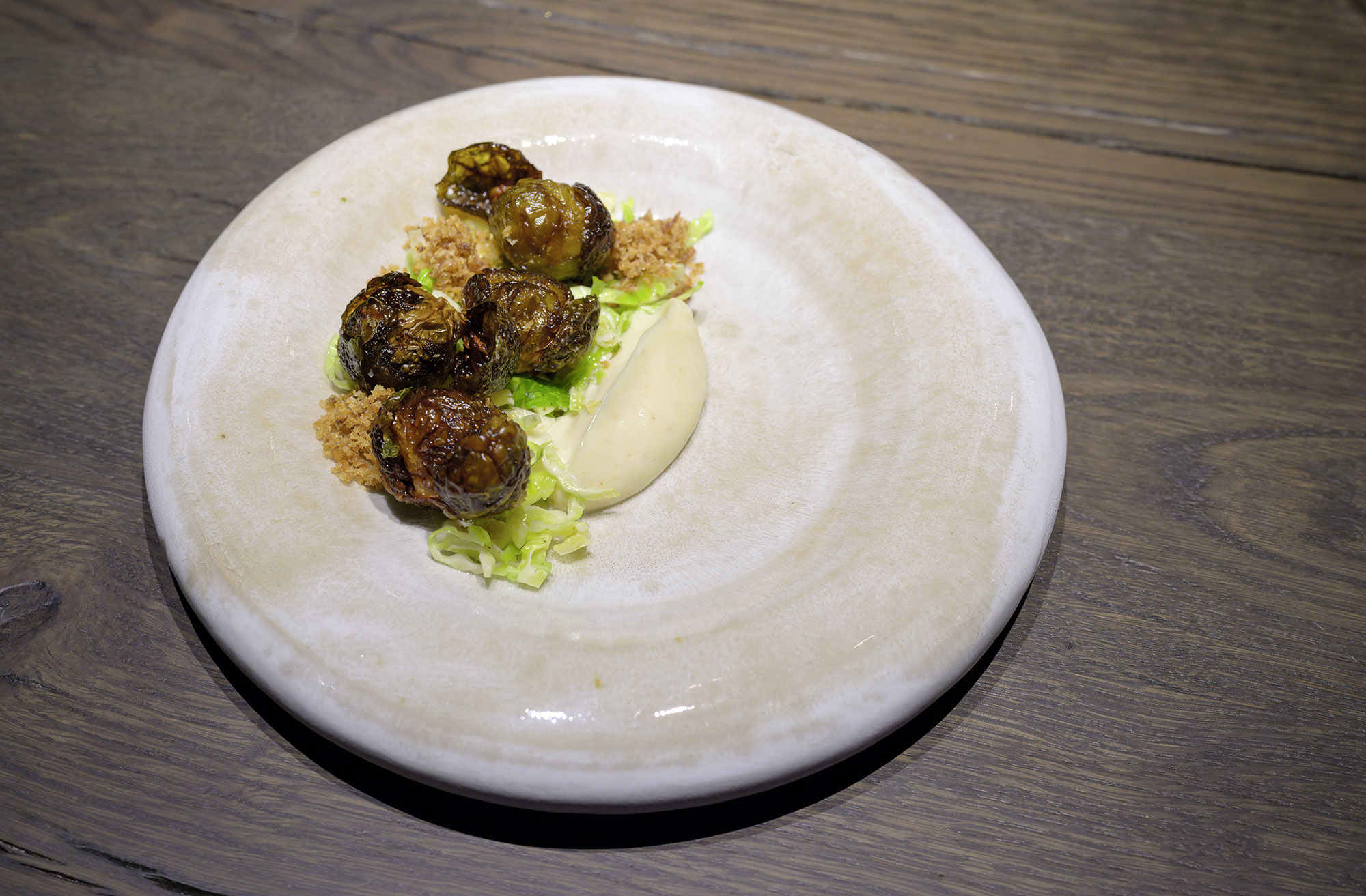 Zweierlei vom Rosenkohl mit Kümmelmayonnaise und Brotschmelze mit Röstzwiebeln